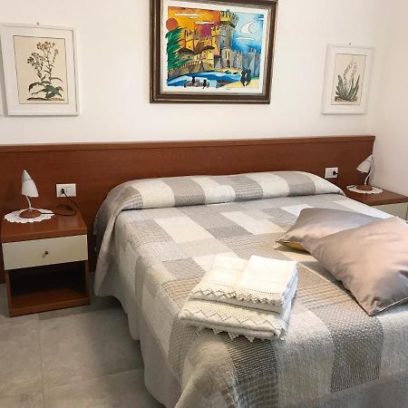 Casa Mary Due - Trilocale Con Giardino Privato A Due Passi Dal Lago Sirmione Dış mekan fotoğraf
