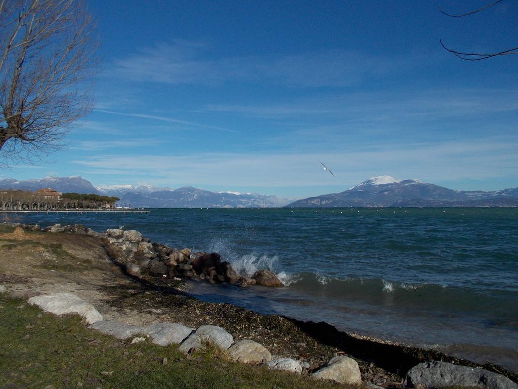 Casa Mary Due - Trilocale Con Giardino Privato A Due Passi Dal Lago Sirmione Dış mekan fotoğraf