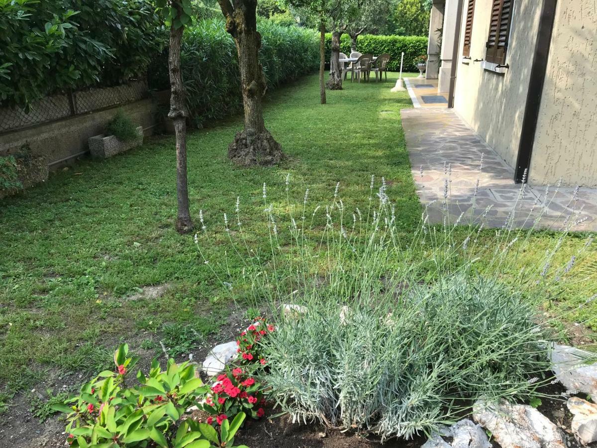 Casa Mary Due - Trilocale Con Giardino Privato A Due Passi Dal Lago Sirmione Dış mekan fotoğraf