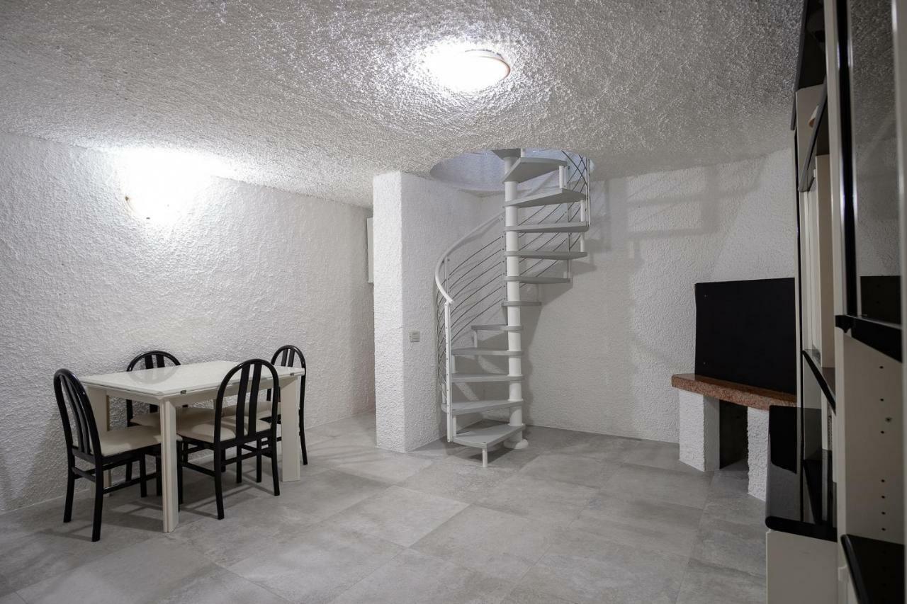 Casa Mary Due - Trilocale Con Giardino Privato A Due Passi Dal Lago Sirmione Dış mekan fotoğraf