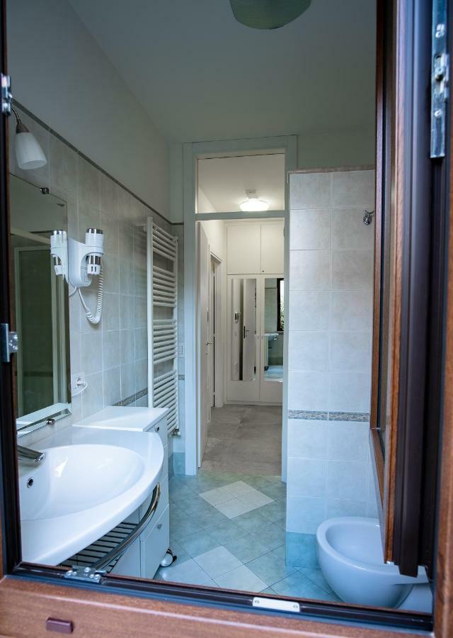 Casa Mary Due - Trilocale Con Giardino Privato A Due Passi Dal Lago Sirmione Dış mekan fotoğraf